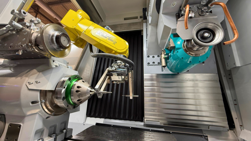 The six-axis robot loads the tools into the Norma Alpha.